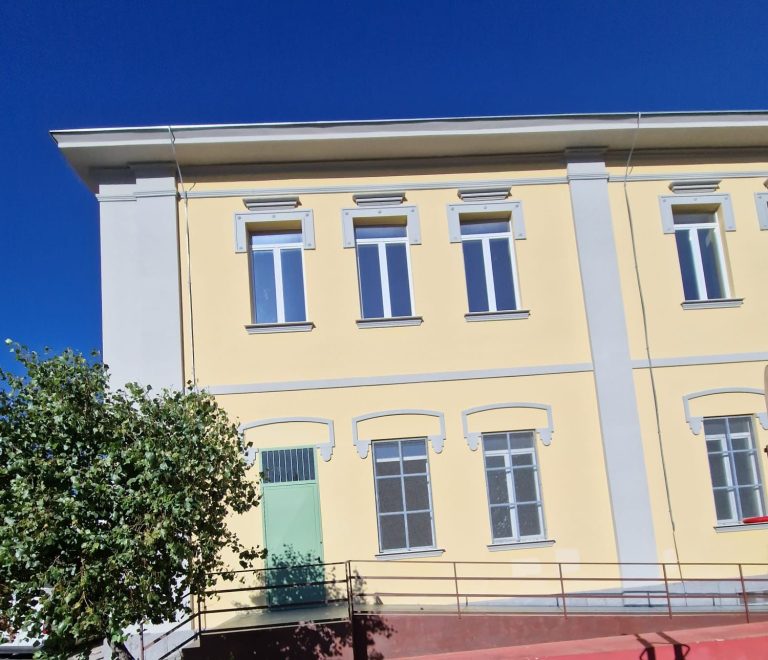 Lavori nella scuola che ospiterà il commissariato, esposto a Soprintendenza e carabinieri