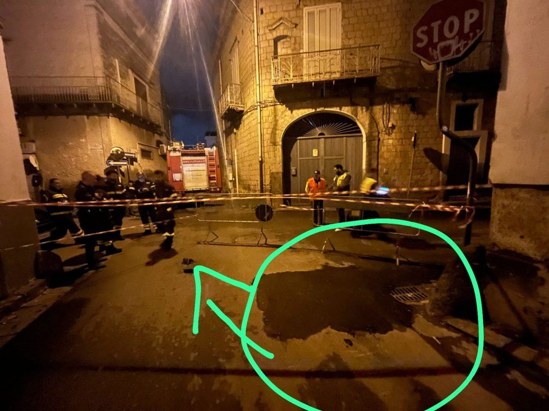 Fumarole nella zona dei lavori sulla fibra, polizia locale chiude l’area