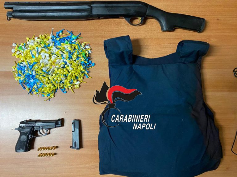 Blitz nella 219 di Brusciano, carabinieri trovano armi e droga nello scantinato