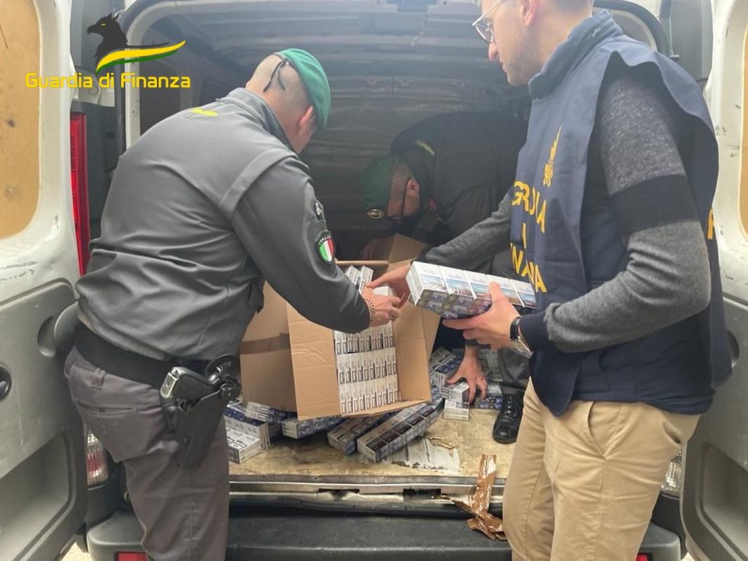 Sigarette nei box e negli spogliatoi del campo, blitz della Dda: 6 arresti