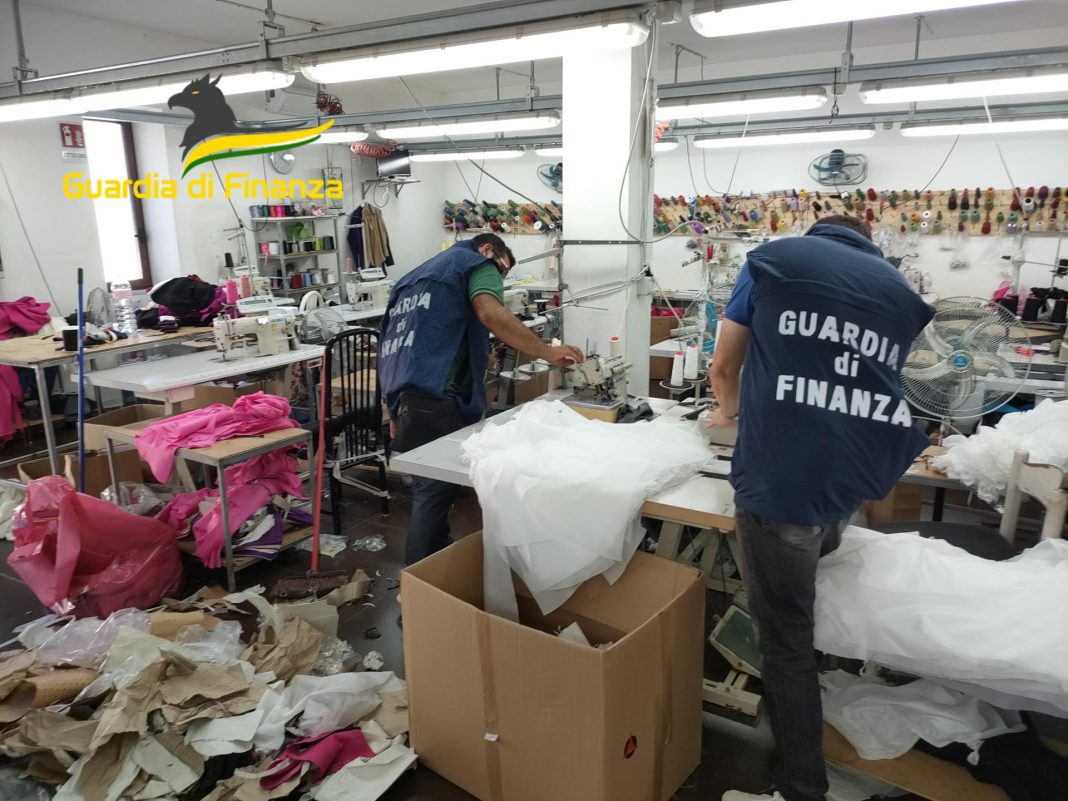 Operazione nel Vesuviano, Finanza sequestra 3 fabbriche tessili illegali: scoperti lavoratori in nero
