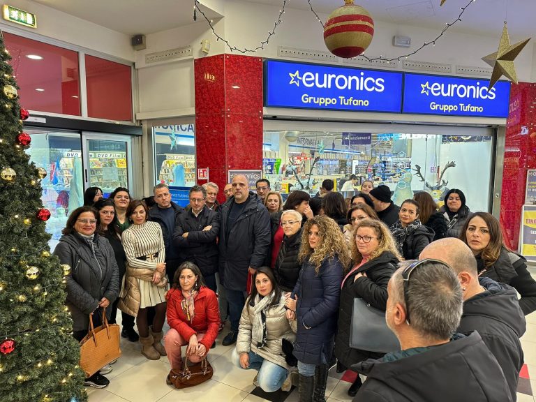 Licenziamenti Ipercoop: i figli delle commesse al presidio. Interviene Borrelli