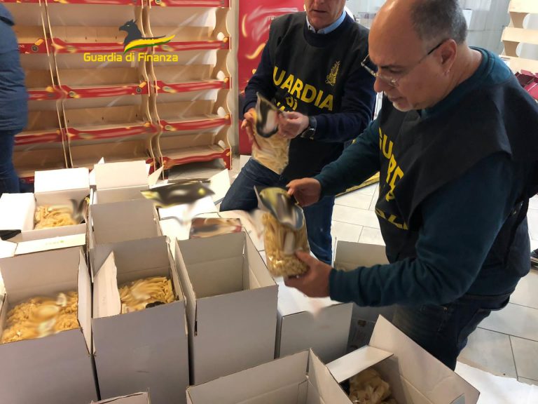 Pasta di Gragnano prodotta illecitamente nel Vesuviano, Finanza sequestra 400 pacchi pronti per Natale