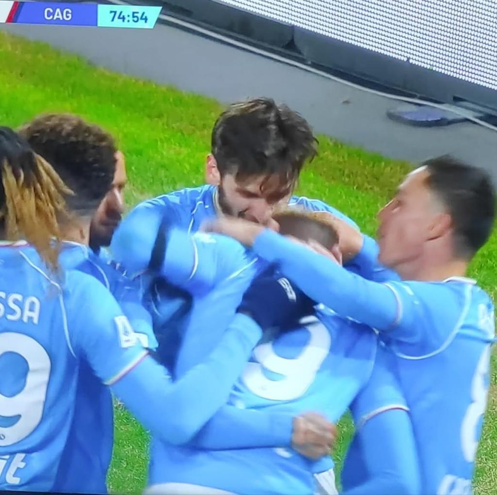 Osi e Kvara sfondano il muro del Cagliari: il Napoli ritrova i suoi campioni