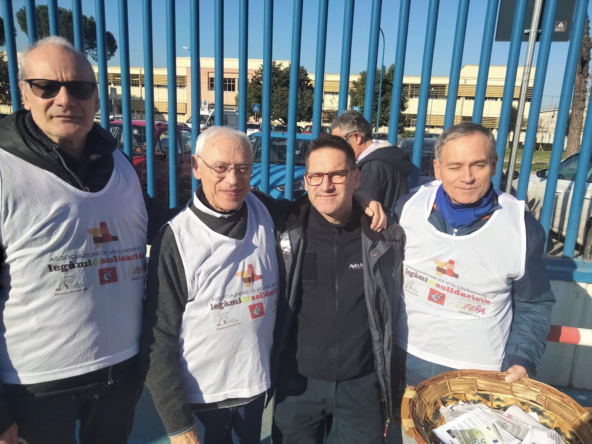 Don Peppino Gambardella, al centro, con gli occhiali e la canotta di Legami, tra gli operai dell'Avio Aero