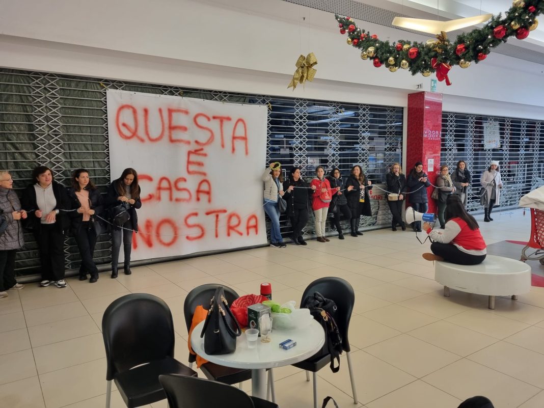 Licenziamenti Ipercoop: le commesse s’incatenano alla saracinesca