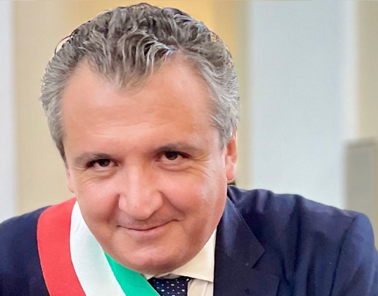 Marigliano, finisce l’era Jossa: consiglieri vanno dal notaio e firmano le dimissioni