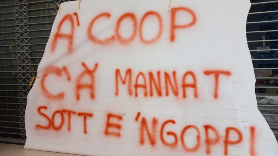 Licenziamenti, le commesse strappano il telone dell’Ipercoop: «Questa è casa nostra»