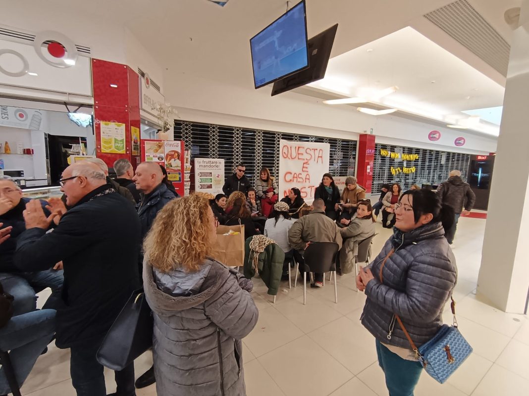 Il presidio all'Ipercoop di Afragola