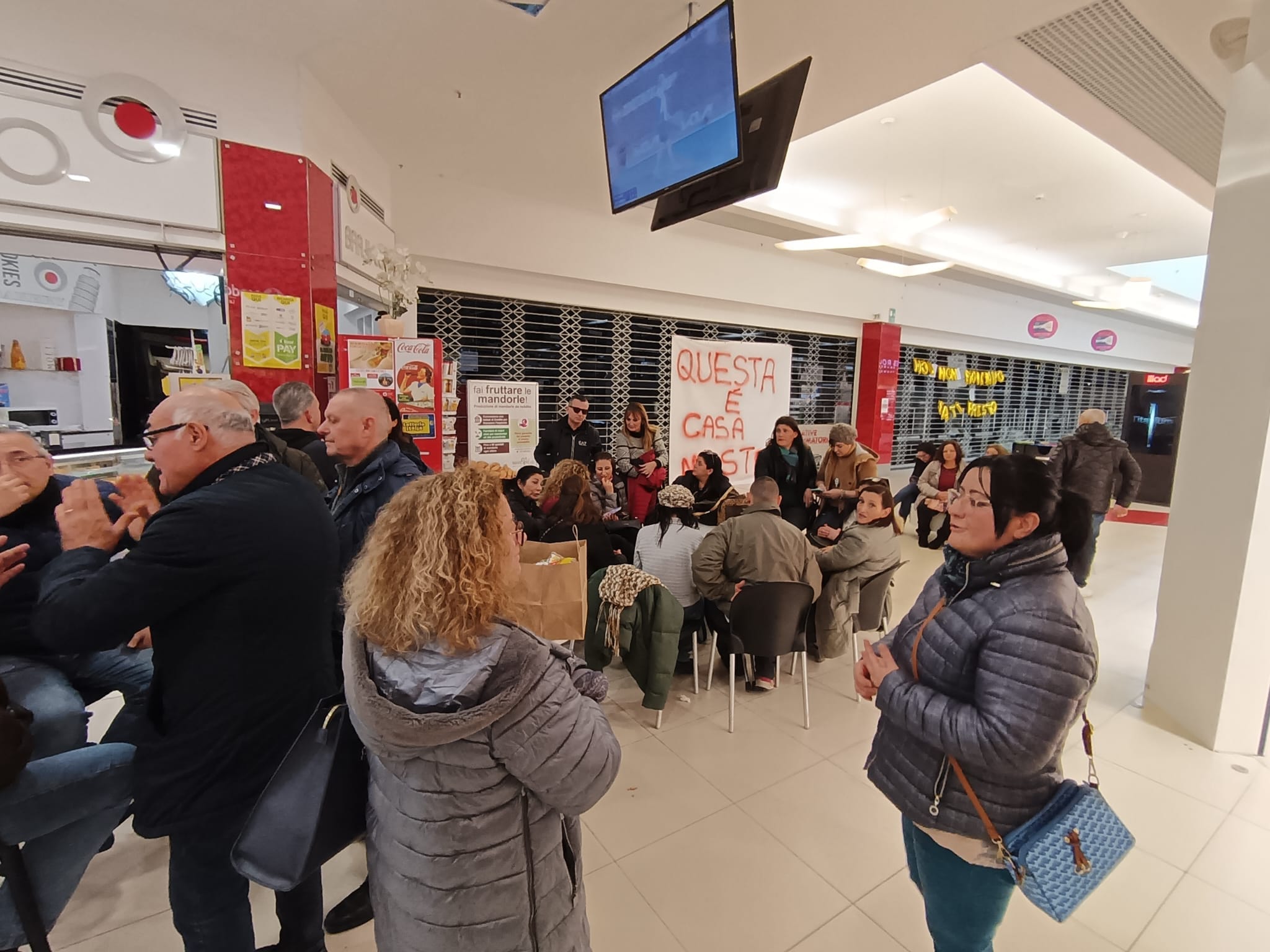 Il presidio all'Ipercoop di Afragola