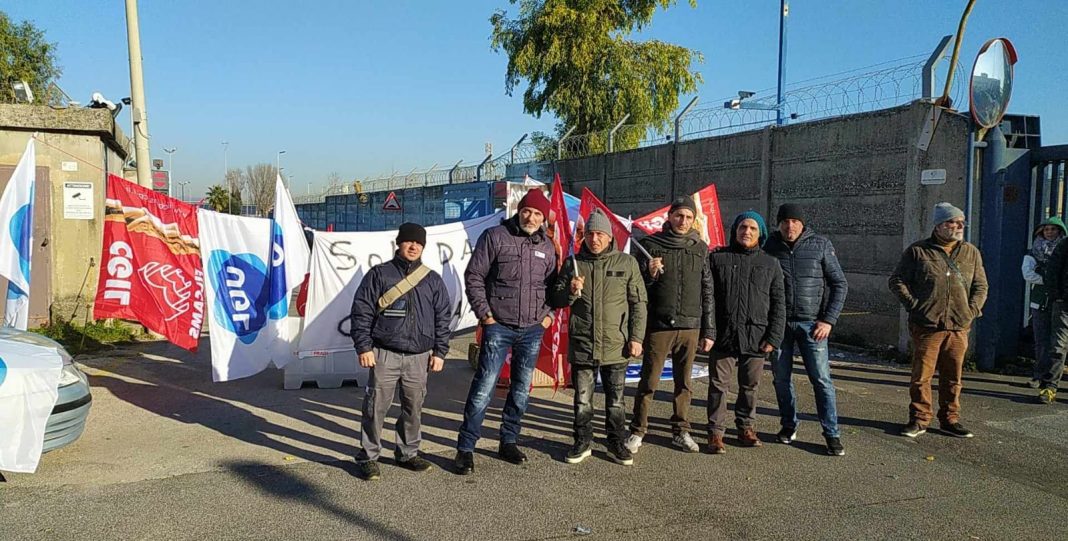 Stellantis Pomigliano: picchetti e blocchi dei lavoratori delle pulizie