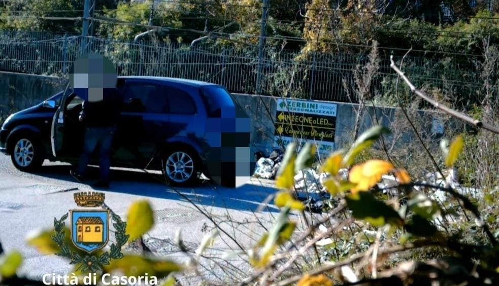 Filmato lo inchioda mentre abbandona i rifiuti. Comune intensifica i controlli