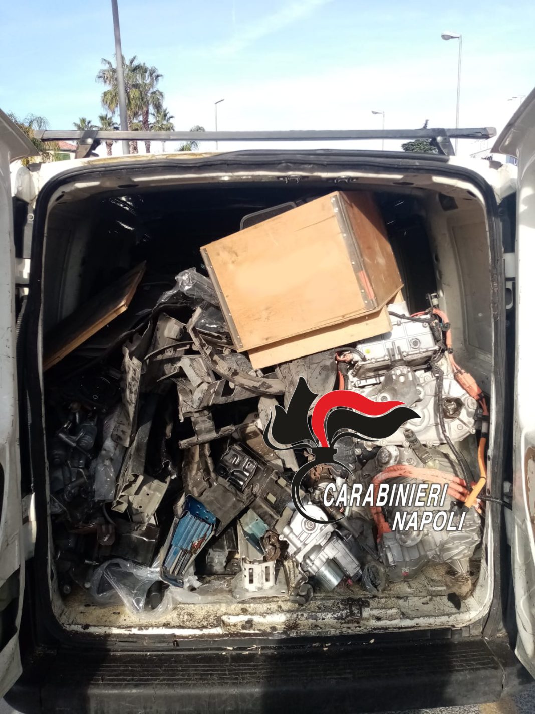 Nel furgone pezzi di auto e motori, 2 fermati dai carabinieri