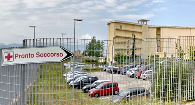 Protesta davanti al nuovo centro commerciale per la riapertura del pronto soccorso