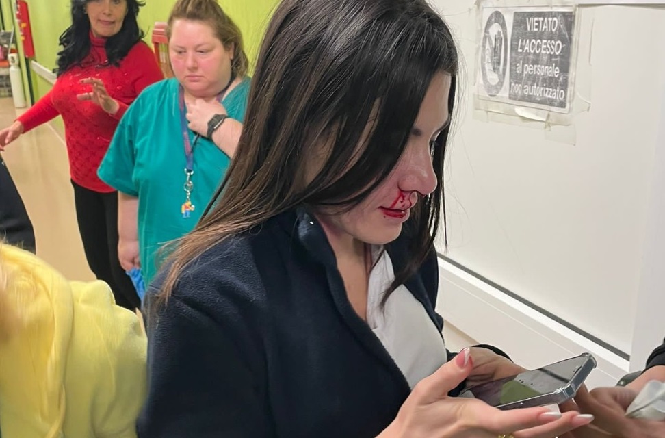 Infermiera trascinata per i capelli e colpita con pugno in viso