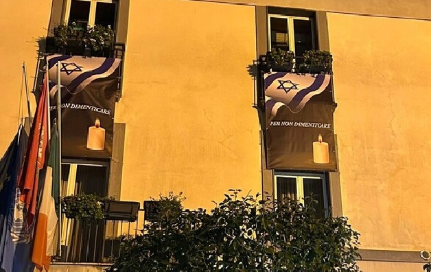 Manifesti israeliani sulla faccia del Comune di Pomigliano, polemica in città