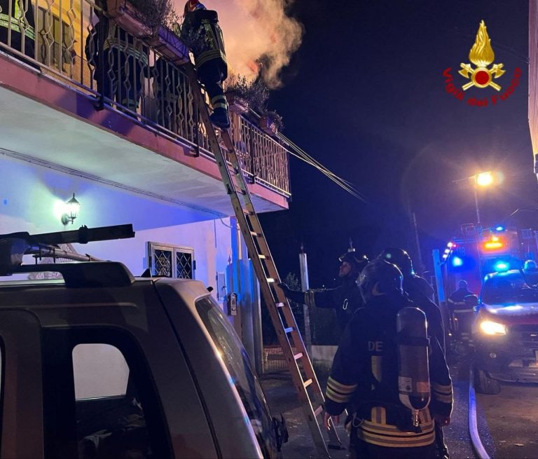 Esplosione e crollo nel palazzo dopo fuga di gas, coniugi muoiono nel sonno