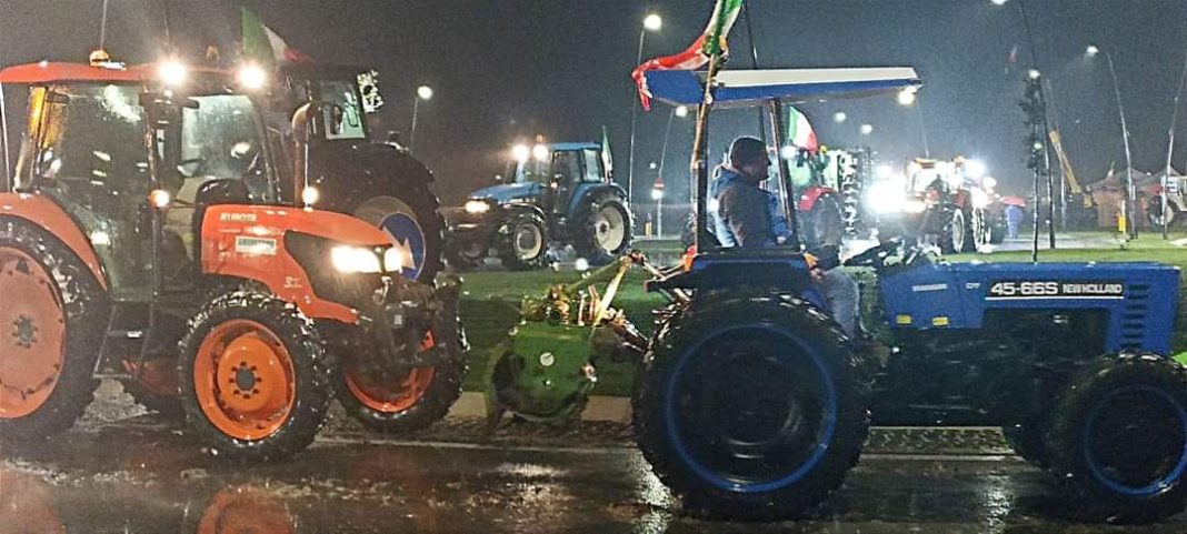 Agricoltori in presidio da giorni all’ingresso di Acerra: “Le nostre ragioni”