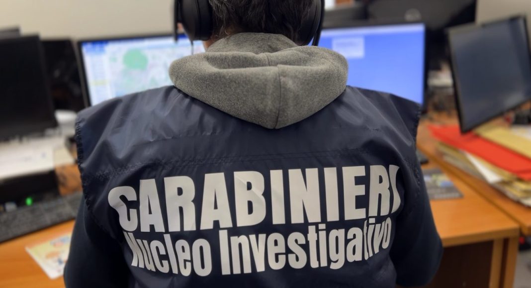 Ricercato fermato mentre va da moglie e figlio: si era travestito con una parrucca