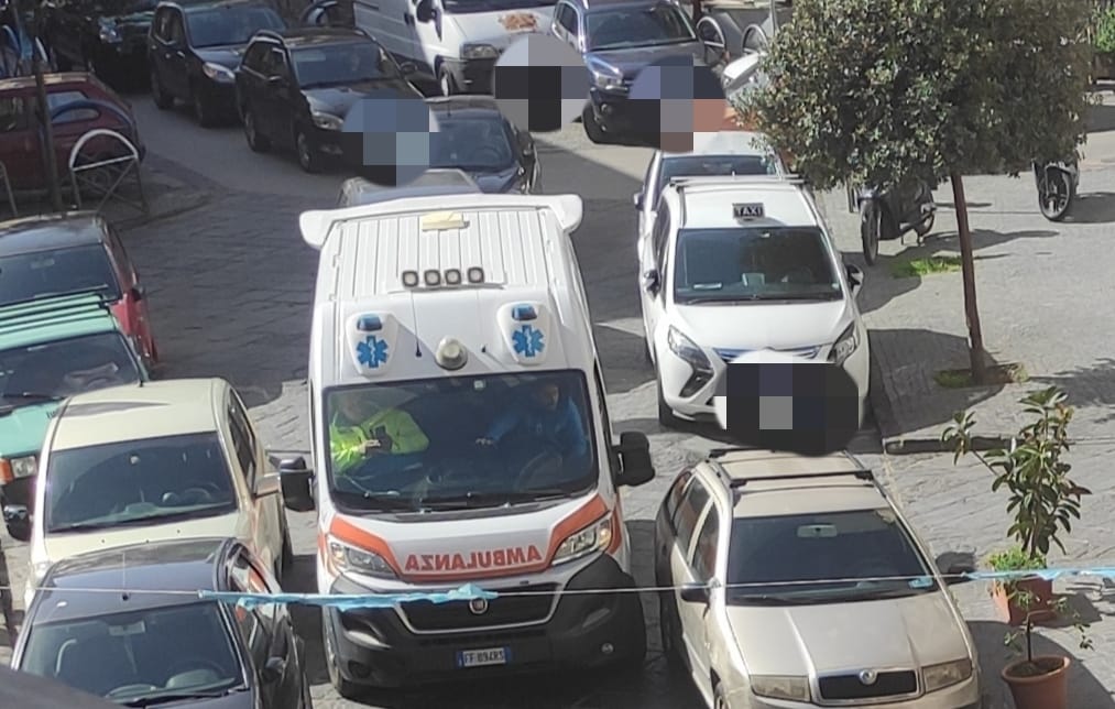 Ambulanza bloccata, vigili salvano intervento e puniscono gli automobilisti: multe in piazza