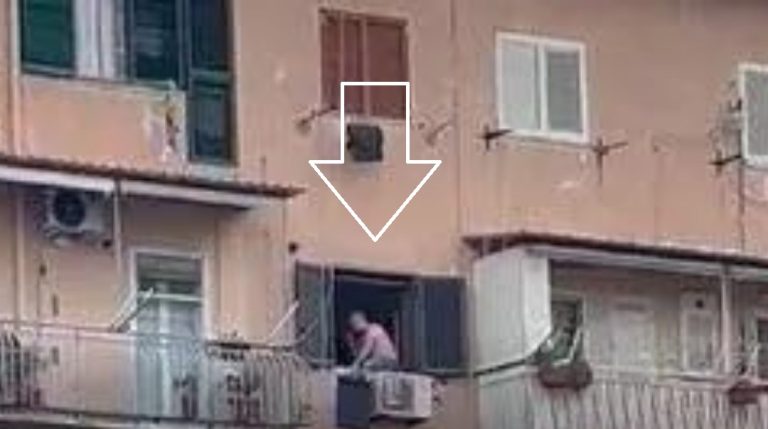 Uccide la moglie a coltellate poi si ammazza dopo essersi barricato per ore