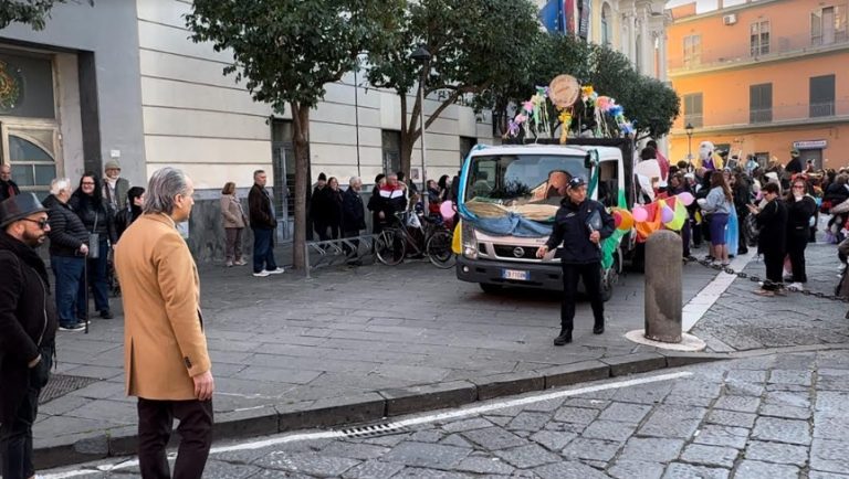 Pomigliano, sgomberati della 219 occupano piazza Municipio