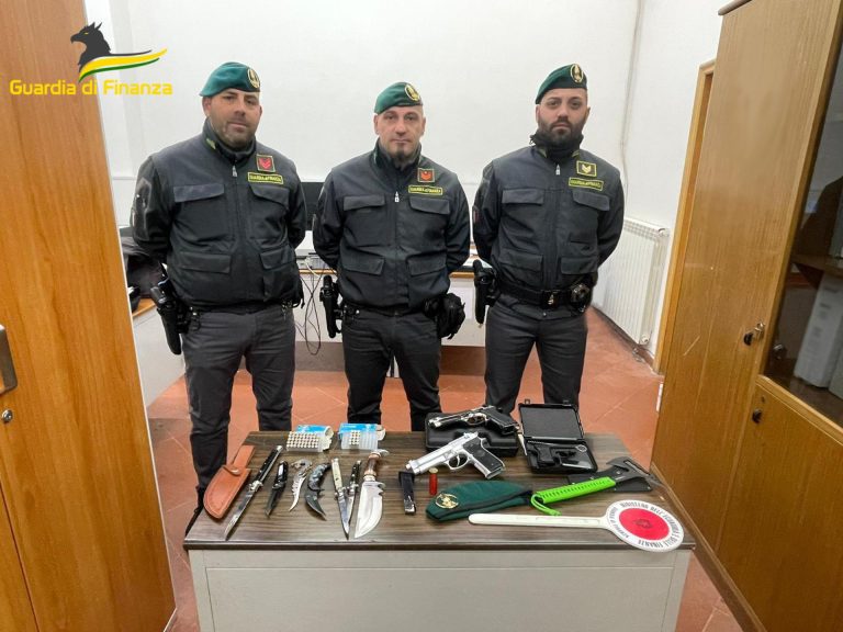 Due giovani di Boscoreale fermati con 3 pistole e 7 coltelli