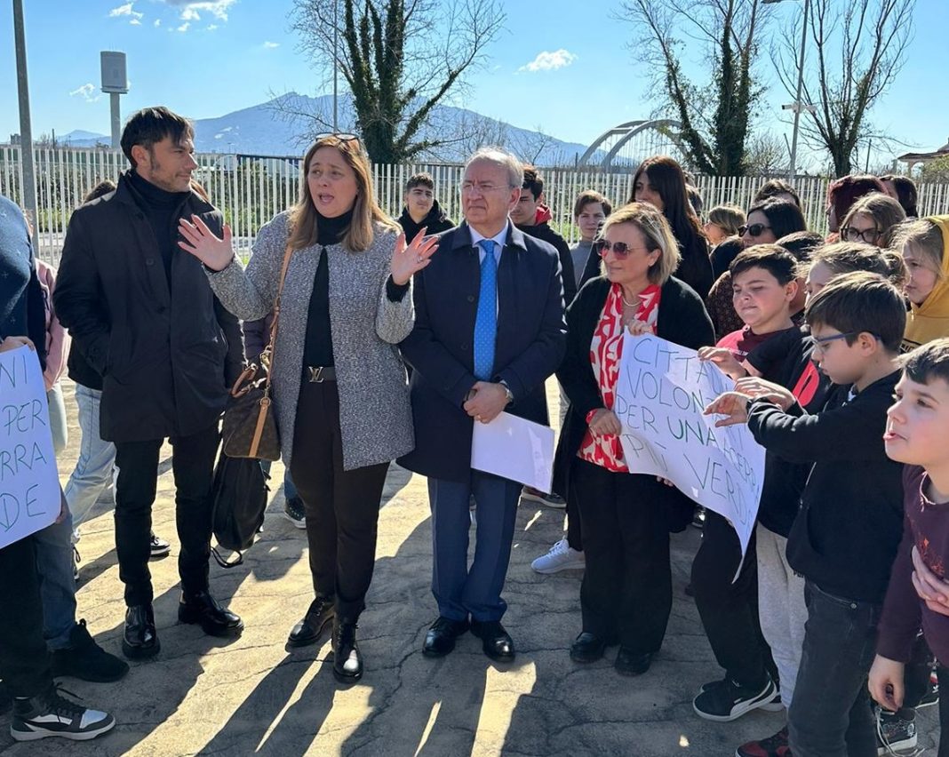 Migliorare l’aria di Acerra, il Comune pianta 200 nuovi alberi