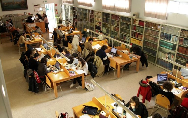 Biblioteche di Pomigliano: impiegati della fondazione Imbriani da 7 mesi senza stipendio