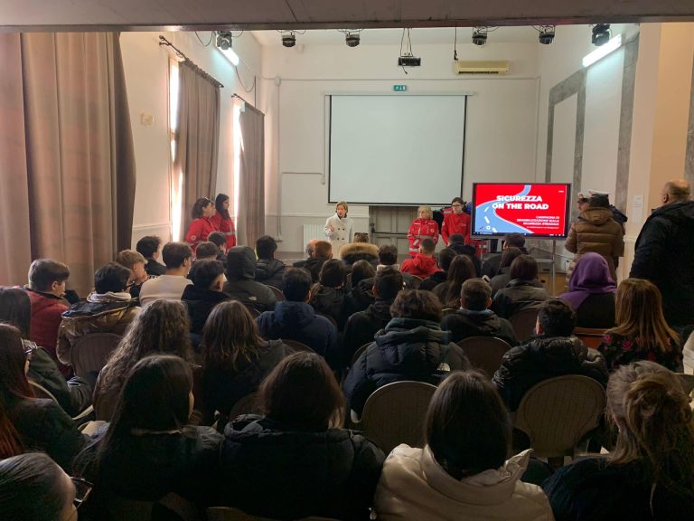 Sicurezza stradale, ad Acerra lezione per studenti in classe