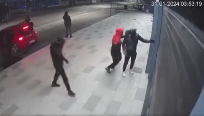 Ladri distruggono pizzeria per portare via la cassa