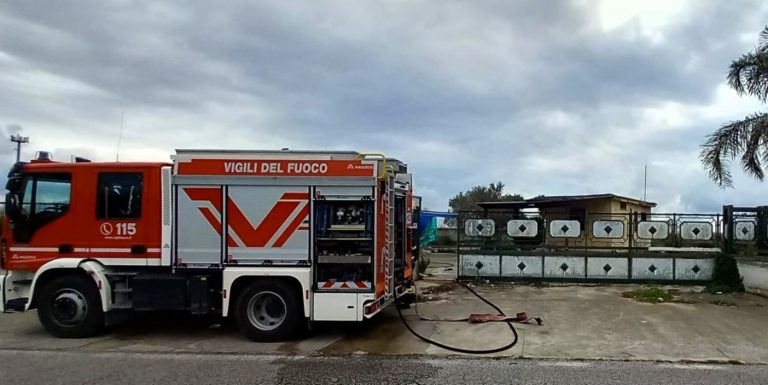 Incendio nel bene confiscato ad Acerra: indaga la polizia