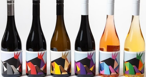 Cosa ci dicono le nuove etichette “futuriste” dei vini di “Villa Dora”