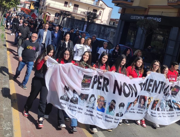 Giovani in marcia per vittime mafia: sindaco inaugura Giardino della Legalità