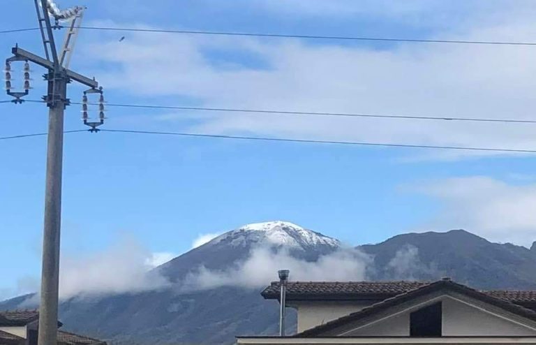 Temperatura in picchiata, neve di marzo sul Vesuvio