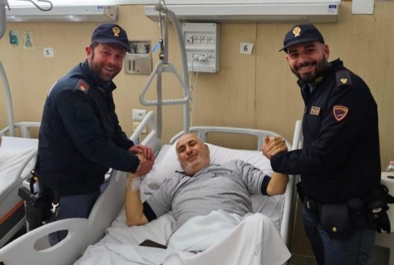 Cade sul Vesuvio mentre va per asparagi: salvato dai poliziotti