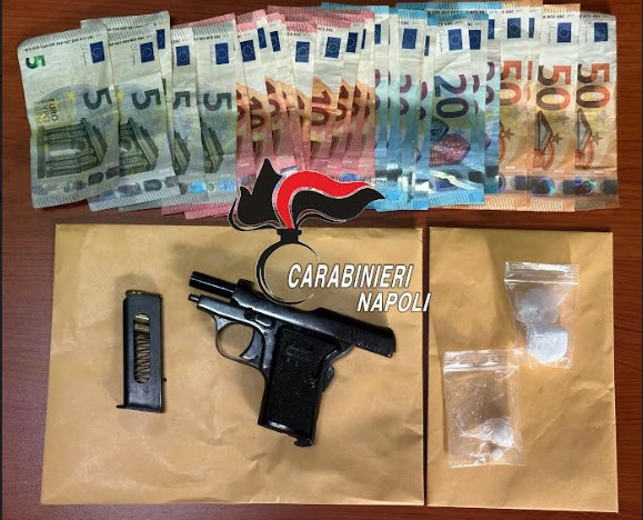 Pistola e coca nella borsetta, arresti per due sorelle e un giovane