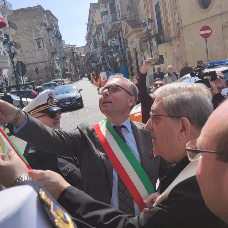 Comune dedica piazza e monumento al “parroco di tutti”