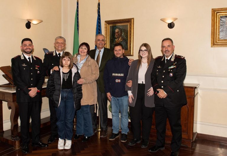 Morì per sventare rapina a Cisterna, carabinieri celebrano Anatolij con la sua famiglia