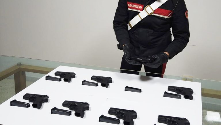 Pomiglianese torna in treno dal Veneto con 8 pistole nel trolley