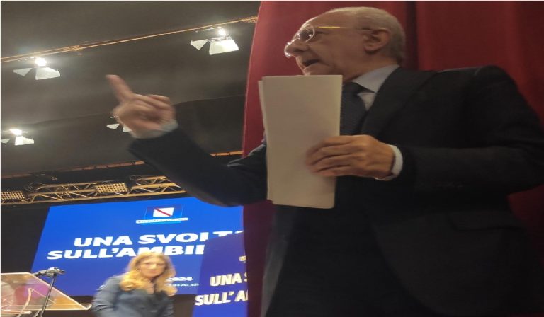 De Luca ad Acerra: “Stop quarta linea inceneritore per sempre”. Applausi in sala, contestazioni all’esterno