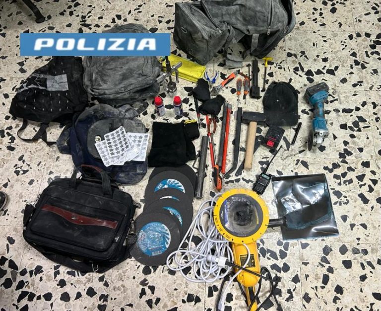 Scappano dopo furto e provocano incidente, 4 arresti