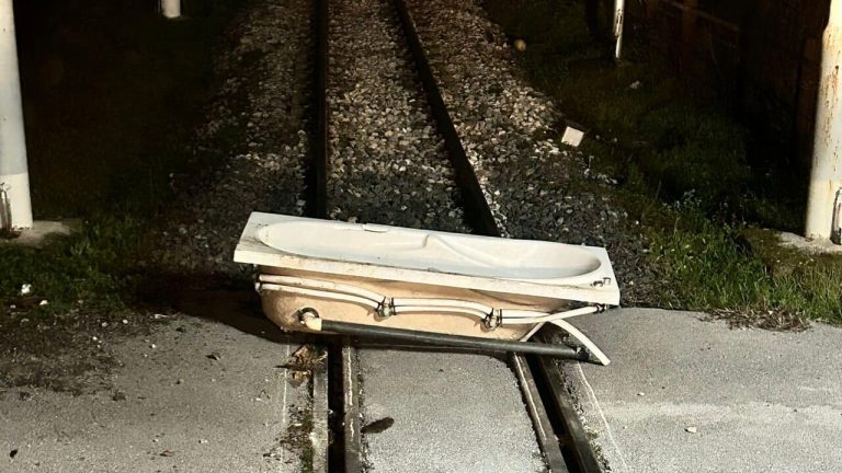 Tre ragazzini mettono vasca sui binari per far schiantare treno: “Cercavamo adrenalina”