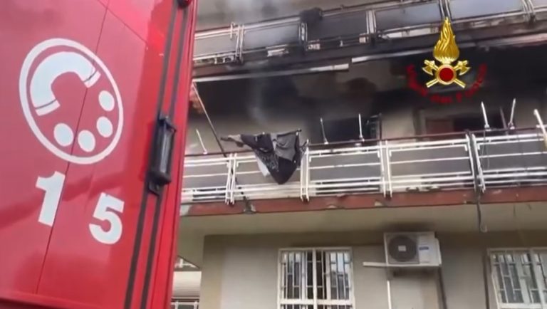 Casalnuovo, incendio dopo scoppio: donna ferita, palazzo evacuato