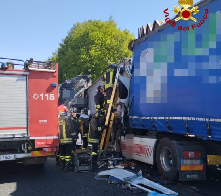 San Sebastiano piange Ciro, camionista morto nello scontro tra tir