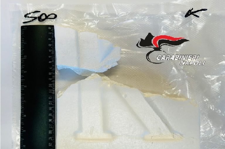 Ricava nascondiglio nella pedana del passeggero, Arma trova mezzo chilo di coca