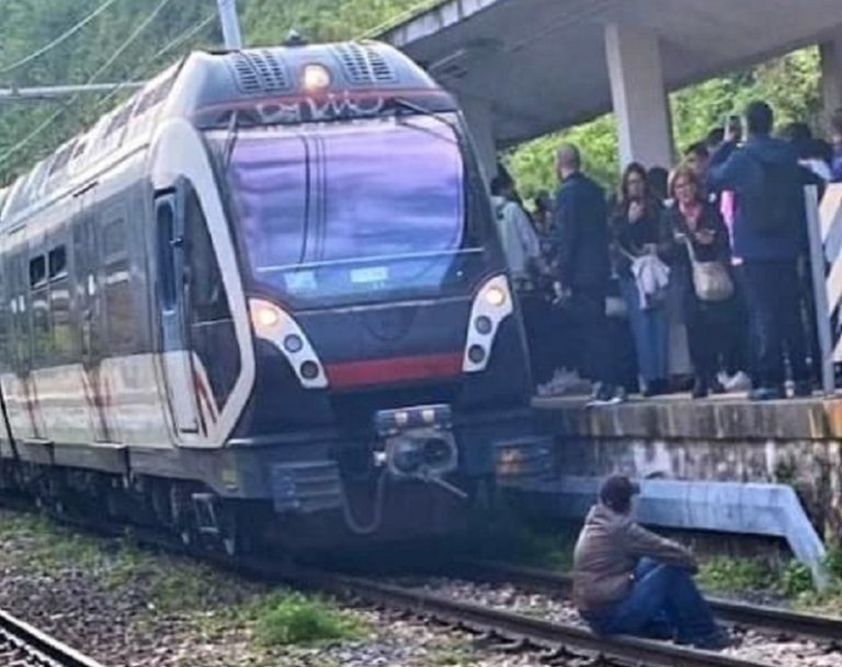 Circumvesuviana, disservizi, avaria e ritardi sulla linea di Sorrento