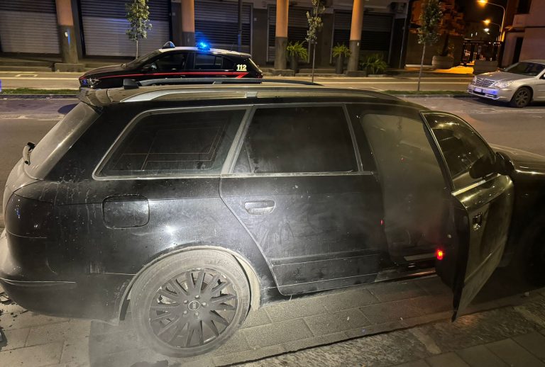 Acerra, si ferma a vedere l’Audi appena bruciata: arrestato sul corso