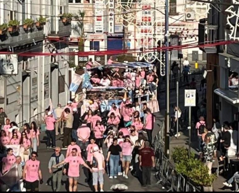 Il “Corteo delle Contrade” a Ottaviano: la gioiosa esplosione della “ottavianesità”