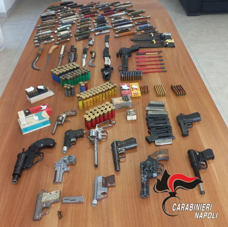 Carabinieri vanno a casa dopo lite e trovano un arsenale da guerra